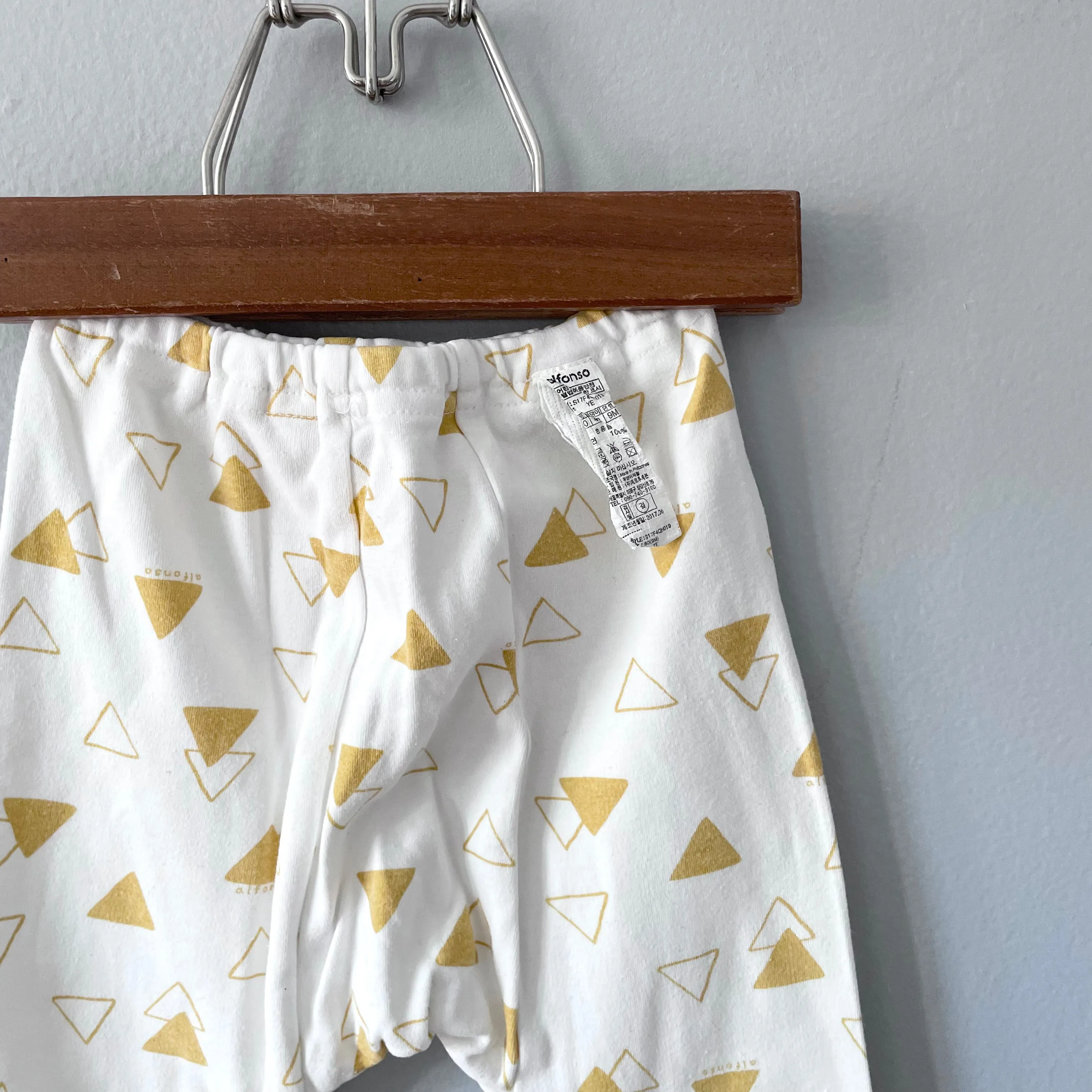 Alfonso / White x yellow triangle pajama set / 12M