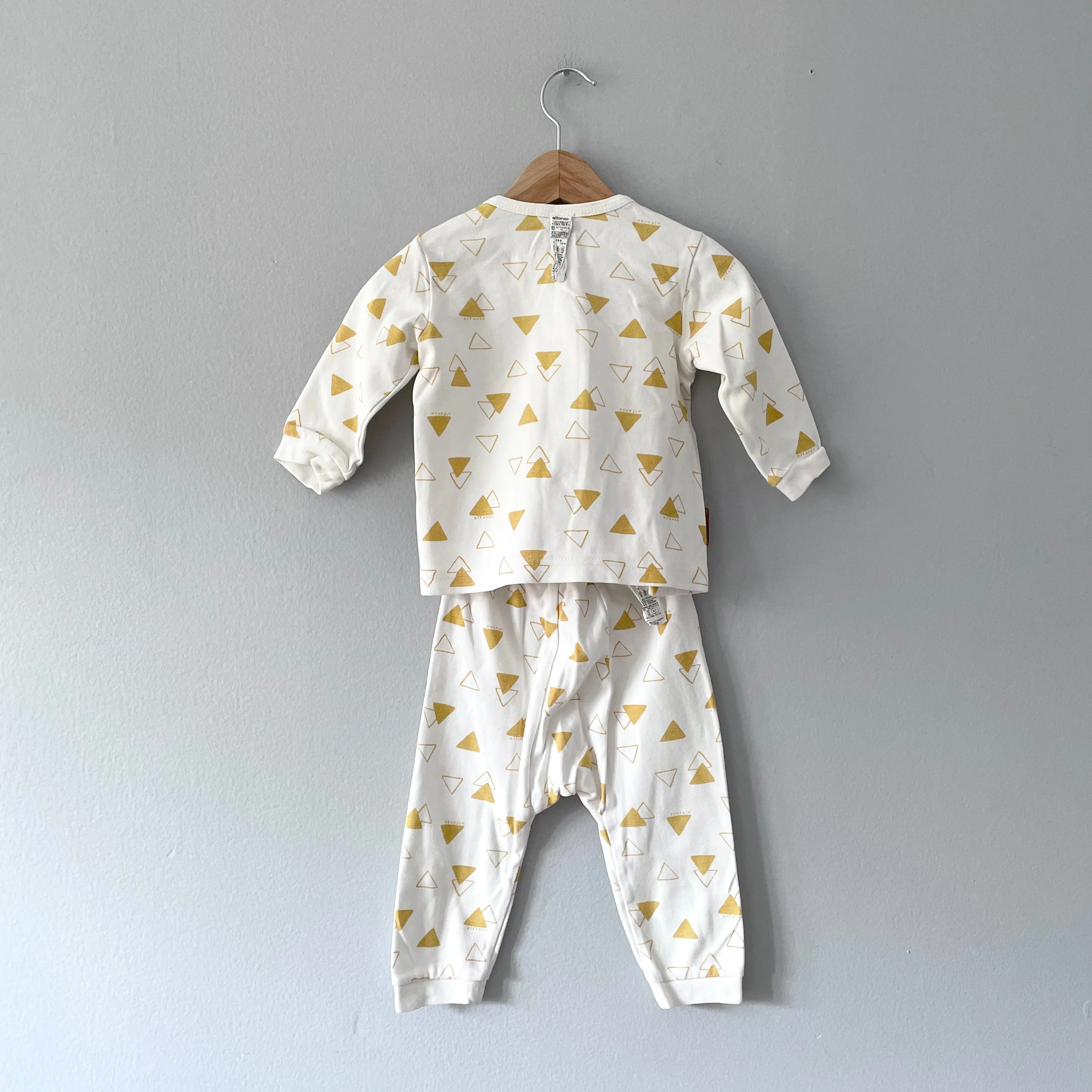 Alfonso / White x yellow triangle pajama set / 12M