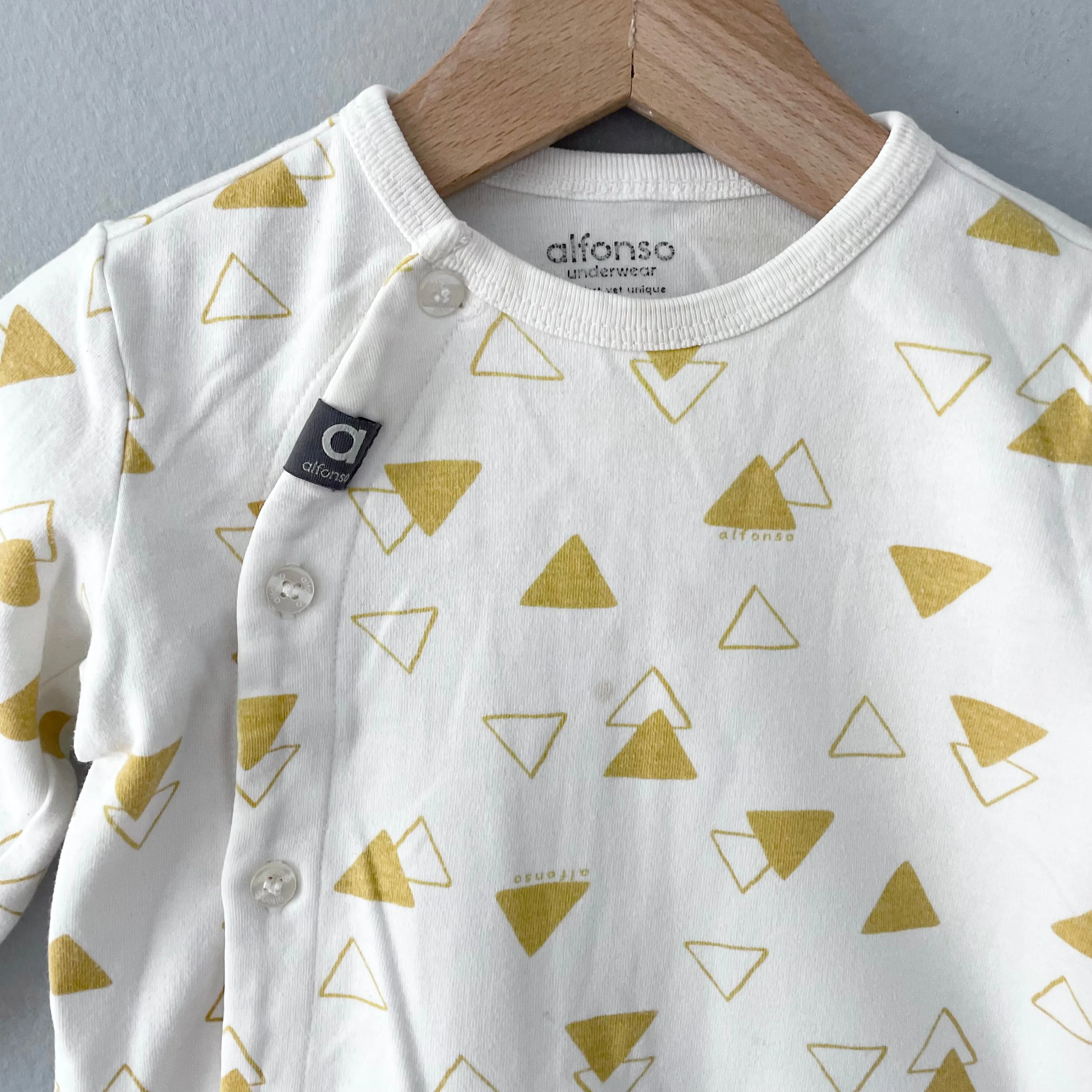 Alfonso / White x yellow triangle pajama set / 12M