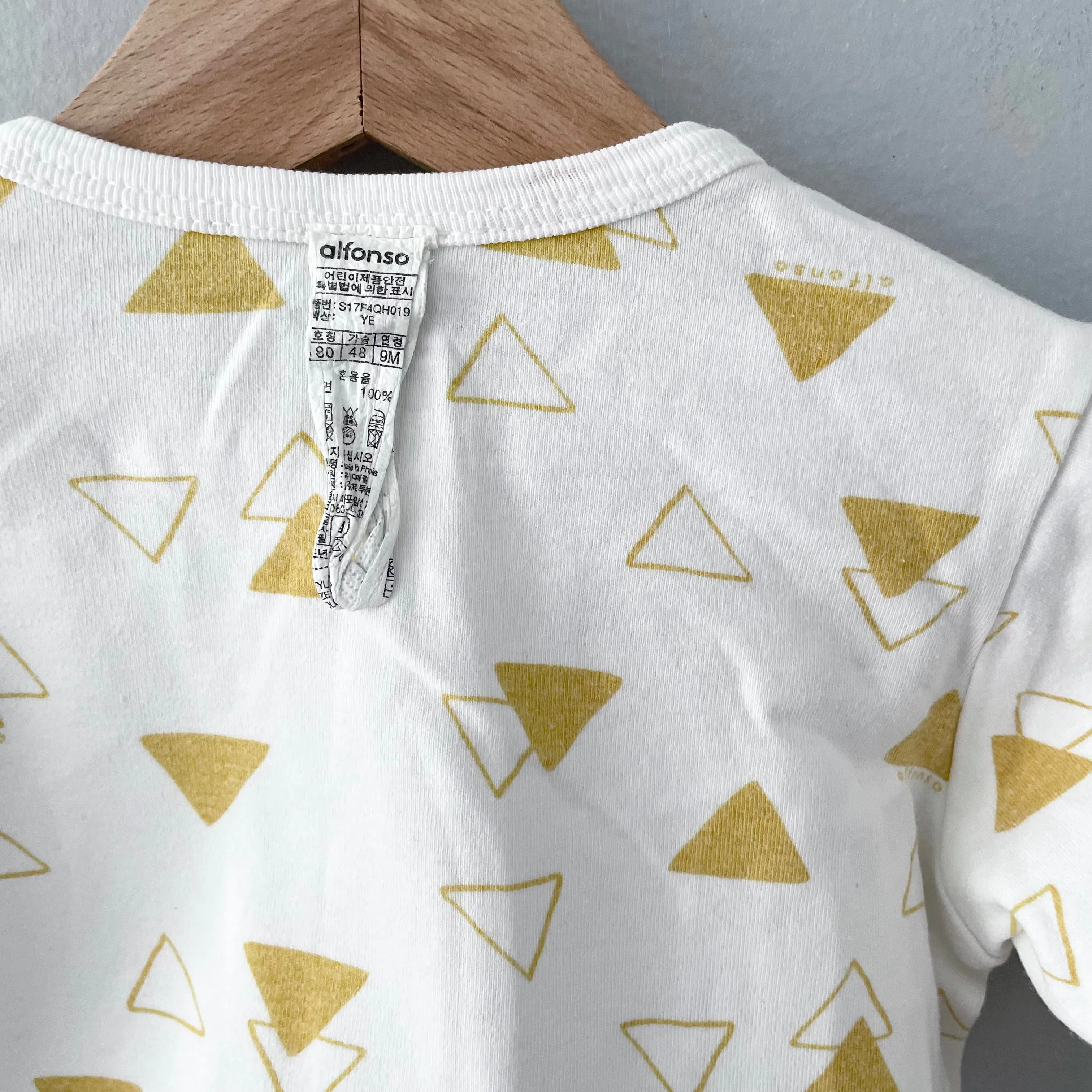 Alfonso / White x yellow triangle pajama set / 12M